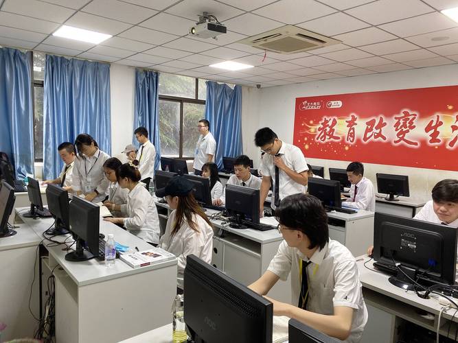 大學(xué)計(jì)算機(jī)專業(yè)和培訓(xùn)機(jī)構(gòu)區(qū)別,扎心了